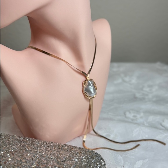 Stylish Gold Necklace with White Pearl Pendant - Picture 6 of 6